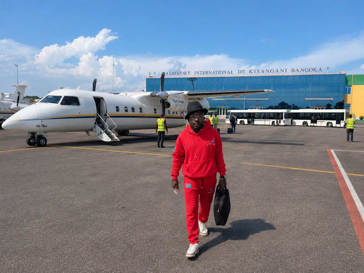 l_jimanel's tweet photo. Il m’a fallu 5 jours et plus de 695 $, pour quitter Aru et arriver à Kisangani.

Dans un seul pays.
La République Démocratique du Congo.

Je n’oublierai jamais ce voyage.

Parce qu’il y a des voyages qui ne fatiguent pas seulement le corps.
Ils fatiguent l’âme.
Ils vous montrent brutalement ce que signifie vivre dans un pays immense, riche, mais encore prisonnier du manque d’infrastructures de base.

Depuis vendredi passé, je me bats simplement pour rejoindre Kinshasa.

L’itinéraire devait être simple : Aru – Kinshasa.
Mais aujourd’hui, après plusieurs jours, plusieurs frais, plusieurs attentes, plusieurs blocages, je ne viens que d’arriver à Kisangani.

Pendant ce temps, des rendez-vous professionnels sont manqués.
Des clients attendent.
Des partenaires s’interrogent.
Des engagements sont retardés.
Des opportunités se fragilisent.

À tous les partenaires et clients avec qui certains rendez-vous ont été manqués, je vous présente mes excuses. Ce retard est totalement indépendant de ma volonté.

Et c’est là que la douleur devient nationale.

Imaginez un jeune Congolais qui décroche enfin une opportunité après des années de chômage.

On lui dit :
“Présentez-vous rapidement à Kinshasa.”

Il se dit :
“Je vais prendre l’avion, je vais arriver à temps.”

Mais il découvre que, dans son propre pays, prendre l’avion ne garantit ni la rapidité, ni la stabilité, ni même la prévisibilité.

Il découvre les taxes.
Les reports.
Les attentes interminables.
Les coûts élevés.
Les horaires non respectés.
Les nuits d’hôtel imprévues.
La fatigue.
L’incertitude.
La lourdeur.

Et parfois, il rate l’opportunité de sa vie.

Pas parce qu’il est incompétent.
Pas parce qu’il est paresseux.
Pas parce qu’il manque d’ambition.

Mais parce que son propre pays n’a pas encore organisé la mobilité de ses citoyens.

Voilà la vraie tragédie.

Le Congo ne manque pas seulement d’emplois.
Il manque aussi de routes pour atteindre les emplois.
Il manque de connexions fiables pour rejoindre les opportunités.
Il manque de systèmes qui permettent au talent congolais de circuler, de travailler, de produire et de réussir.

Et le plus douloureux, c’est ceci :

Si je passais par l’Ouganda, ce même trajet vers Kinshasa pouvait me prendre moins de 24 heures, avec moins de 400$, en faisant :

Aru – Arua – Kampala – Entebbe – Kinshasa.

Mais en passant par les vols nationaux de mon propre pays, il faut parfois plusieurs jours, plus d’argent, plus de fatigue et plus d’incertitude.

Voilà pourquoi beaucoup de Congolais préfèrent passer par l’étranger pour voyager à l’intérieur de leur propre pays.

Ce n’est pas normal.

Quand un citoyen doit sortir du pays pour mieux circuler dans son propre pays, ce n’est plus seulement un problème de transport.
C’est un problème de gouvernance.
C’est un problème d’aménagement du territoire.
C’est un problème de justice sociale.
C’est un problème économique.

Et pensons à ceux qui n’ont pas 695 dollars.
Pensons aux familles rurales.
Pensons aux jeunes de nos villages.
Pensons à ceux de Kabare, de Kalehe, d’Aru, de Buta, de Beni, de Mambasa, de Mahagi, de Watsa, de Shabunda, de Walikale.

Combien d’entre eux verront un jour Kinshasa ?
Combien visiteront la capitale de leur propre pays ?
Combien mourront sans jamais avoir vu le centre de décision de la nation à laquelle ils appartiennent ?

Un pays ne peut pas être uni uniquement par l’hymne national.
Il doit aussi être uni par les routes, les vols, les ponts, les services publics, les prix accessibles et la dignité du déplacement.

Le Congo est grand, oui.
Mais un pays grand sans connectivité devient une prison géographique pour ses propres citoyens.

Je ne publie pas ceci pour me plaindre.
Je publie ceci pour témoigner.

Parce qu’un pays qui rend le déplacement difficile rend aussi le développement difficile.

On ne peut pas parler d’investissement, d’emploi, de formation, de business, d’intégration nationale et de développement humain si le citoyen ne peut même pas se déplacer correctement à l’intérieur de son propre pays.

Ce voyage m’a coûté de l’argent.
Mais il m’a surtout montré le prix invisible que des millions de Congolais paient chaque jour :
le prix du retard,
le prix de l’isolement,
le prix de l’abandon,
le prix d’un territoire immense mais mal connecté.

Que ceux qui dirigent entendent ceci :

Le peuple ne demande pas le luxe.
Il demande des routes.
Il demande des vols fiables.
Il demande des services publics dignes.
Il demande la possibilité de circuler dans son propre pays sans être ruiné, épuisé ou humilié.

Parce qu’au fond, le développement commence par une chose simple :

permettre au citoyen d’aller d’un point A à un point B dans son propre pays, sans que cela devienne un combat de survie.

#RDC #transport #leadership

━━━━━ ✦ ✧ ✦ ━━━━━
↳ Si tu me découvres, je suis Jimanel LWIGULIRA.
Coach et Consultant RH.

→ Déjà +500 Professionnels RH formés et 50 entreprises accompagnées