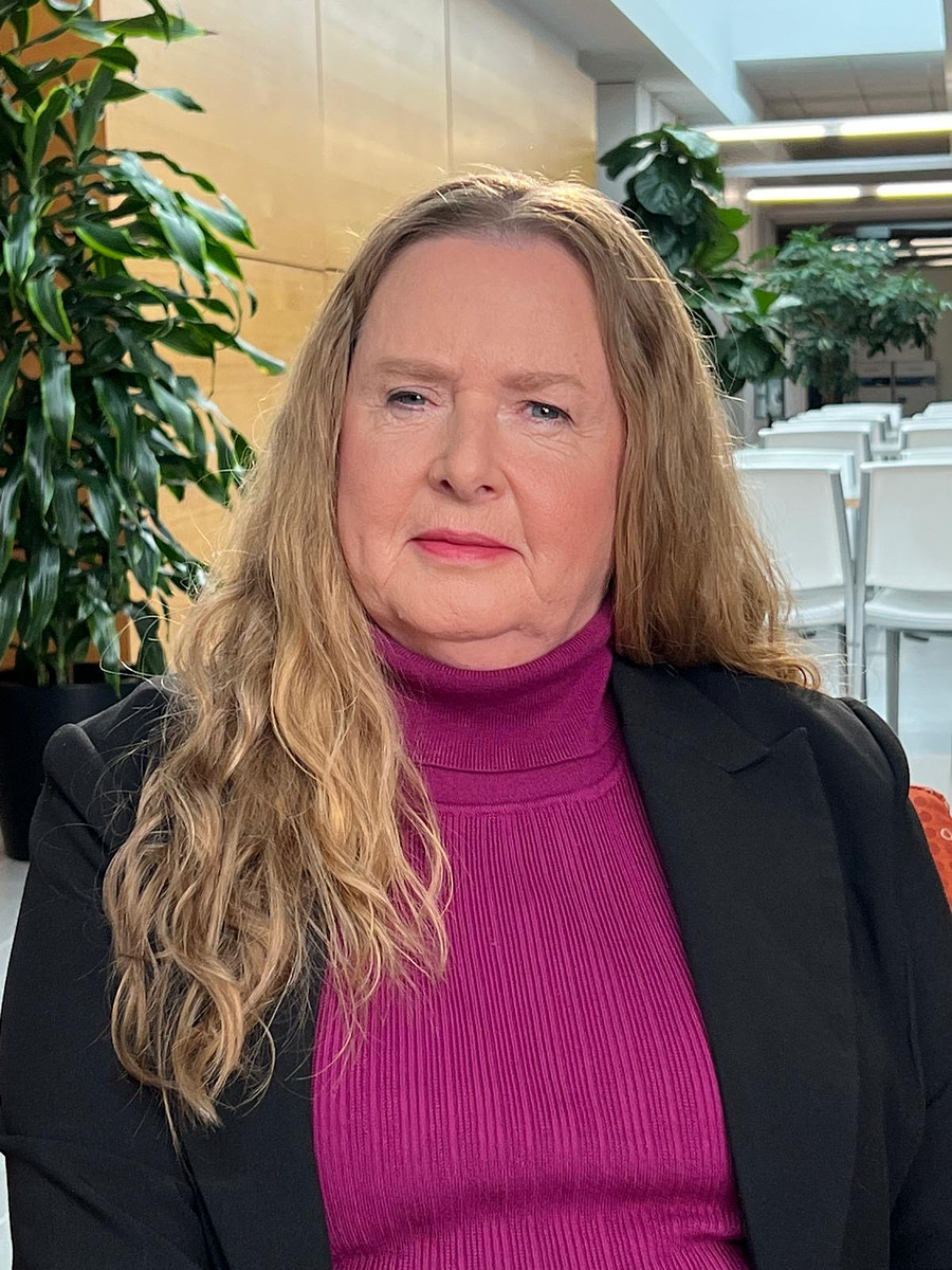 MacEwanU's tweet photo. At convocation today, Diane Bergeron will be awarded an honorary doctorate, recognizing her dedication to advocacy, leadership and breaking down barriers for individuals with disabilities. 

In this CBC News interview, Diane reflects on her journey and the importance of creating accessible communities: 
https://t.co/HBoBK9QNMM 

#MacEwanU #abpse #MacEwanGrad @CBCRadioCanada