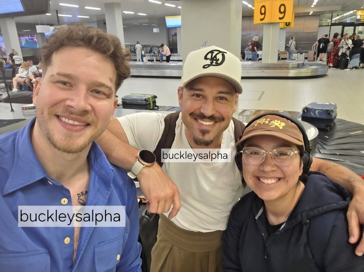 ravibuckleydiaz's tweet photo. THEY TOOK THEIR FLIGHT TOGETHER OMG https://t.co/1fOq0ims4w