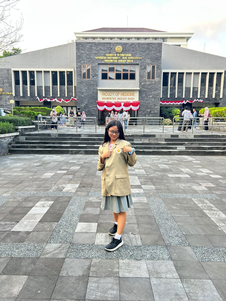 ailtuv's tweet photo. Dengan bangganya aku pake foto ini di profil wa dan ig pas kls 12 awal (waktu itu blom tau ada mitos begini, pas tau baru deh cepet-cepet aku hapus😭)

Hey tmn" fkkmk akt brapapun liat nih aku udh nyamperin gedung klean yg terisolasi ituh😭😭ayolah muts sm aku si anak fh ini🤧 https://t.co/rvA53Wcb3z