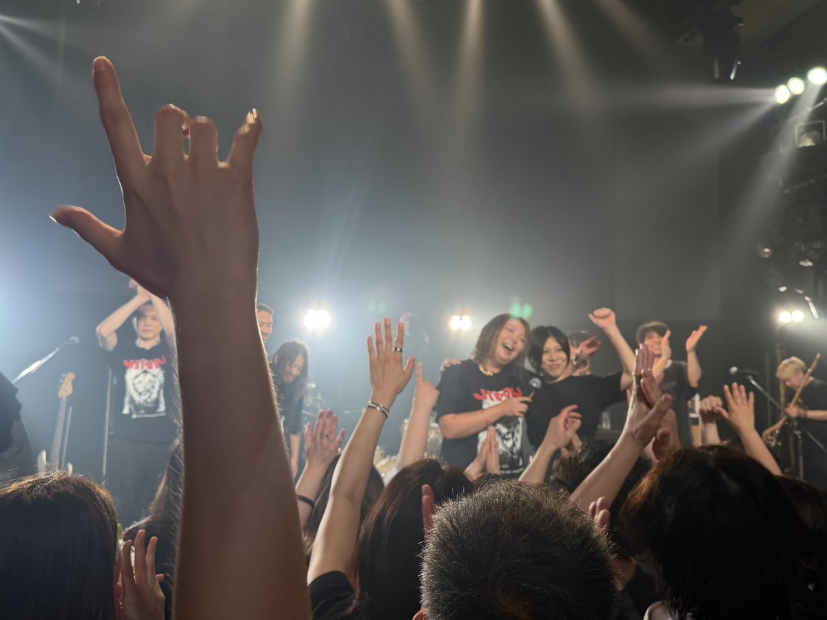 naccha3's tweet photo. ジンとムスムスのライブ見てきた。
2組ともかっこよかったな。
そしてモッシュに巻き込まれて体力がゼロ。楽しかったー

いつかこんな所でやりたいもんだ https://t.co/3wHl7rKUAK