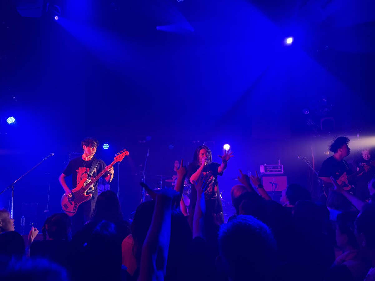 naccha3's tweet photo. ジンとムスムスのライブ見てきた。
2組ともかっこよかったな。
そしてモッシュに巻き込まれて体力がゼロ。楽しかったー

いつかこんな所でやりたいもんだ https://t.co/3wHl7rKUAK