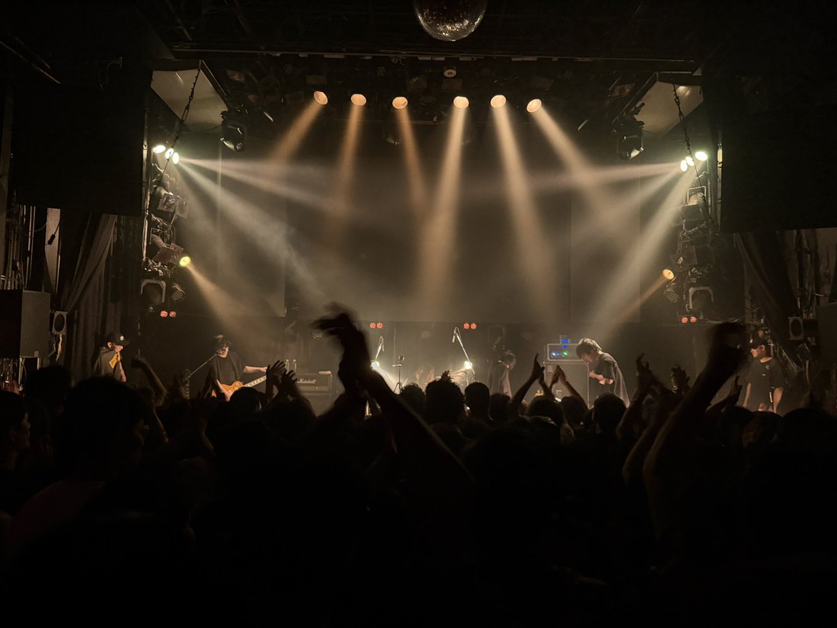 naccha3's tweet photo. ジンとムスムスのライブ見てきた。
2組ともかっこよかったな。
そしてモッシュに巻き込まれて体力がゼロ。楽しかったー

いつかこんな所でやりたいもんだ https://t.co/3wHl7rKUAK