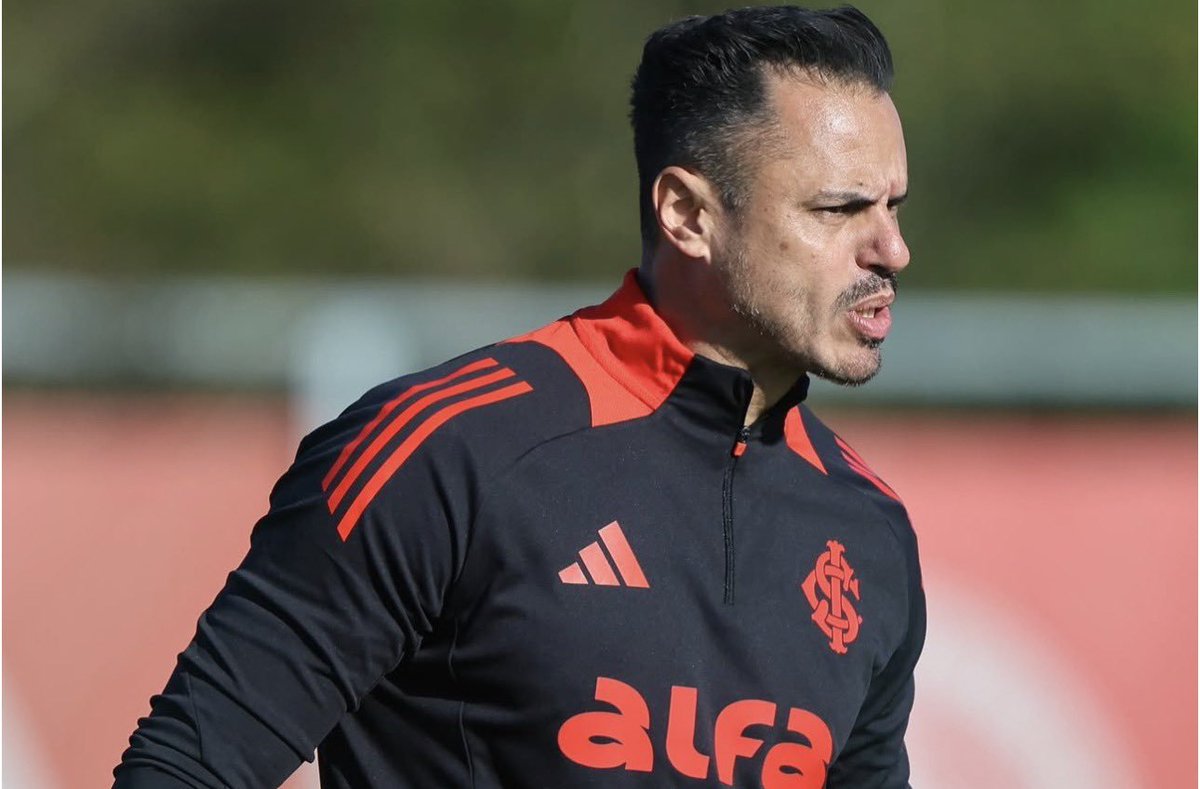ultimasinter's tweet photo. Divergência de metodologia e corte de custos: os bastidores da demissão de preparador físico do Inter.

O Inter oficializou nesta semana a demissão de Diego Pereira, preparador físico que vinha atuando como coordenador de performance nesta temporada. A decisão foi embasada por diversos fatores de bastidores: embora a justificativa oficial seja a redução de custos, o desligamento também envolve divergências metodológicas com a atual comissão técnica, o clima interno e a sobreposição de profissionais na área.

Contratado no "pacote da família Díaz" em setembro de 2025, Diego permaneceu no clube com o aval de , já que ambos trabalharam juntos no Vasco em 2023. A ideia inicial era de que ele assumiria a preparação física neste ano. Contudo, Paulo Pezzolano, que fechou com o Colorado no final de dezembro, trouxe um especialista de sua total confiança para a função: o compatriota Gonzalo Álvarez.

Segundo apurou Zero Hora, houve divergências entre a metodologia uruguaia e a de Diego, que acabou deixando o trabalho de campo para migrar de vez para funções administrativas nos bastidores. Mesmo assim, o brasileiro tinha grande prestígio com Abel Braga e Fabinho Soldado, sendo frequentemente flagrado motivando os jogadores nos vídeos de bastidores antes das partidas.

Apesar disso, o principal argumento para a saída é o corte de gastos. Logo após a derrota para o Bragantino, o Inter também demitiu funcionários da casa com anos de serviços prestados, como Leonardo Martins e Aparecido Donizete (da preparação de goleiros) e João Goulart (auxiliar da preparação física).

Os quatro desligamentos, dentro do "centro de custos" do futebol, ajudam a viabilizar os salários da nova comissão de arqueiros do clube: Rogério Maia e Eduardo Melgarejo, ex-Santos e Operário, respectivamente. Ambos, inclusive, já trabalharam juntos na Seleção Brasileira Sub-20.

Outra leitura interna é que Élio Carravetta, hoje coordenador do programa de desenvolvimento individual, pode acumular as atribuições que estavam a cargo de Diego Pereira. Em sua passagem anterior pelo Beira-Rio, Carravetta já havia exercido justamente a função de coordenador de performance.

🗞️GZH