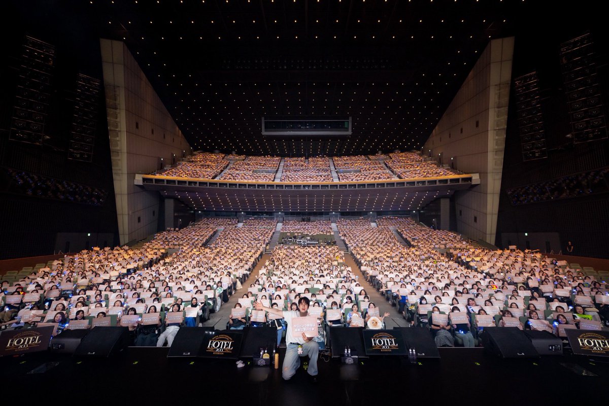 kaseb34's tweet photo. 国際フォーラム ホールA
満席だったね～👏👏
今日はギュちゃんも2階後方まで埋まってるのを最初に確認してビックリしてる様子だった😭
これで日本ツアーもアリだね😭
1階席だったので、2階もこんなに埋まってるなんてわからなかった
キュピター万歳🙌
규현 
#KYUHYUN #キュヒョン #HOTEL203_in_TOKYO https://t.co/Xj4uBVqMUq