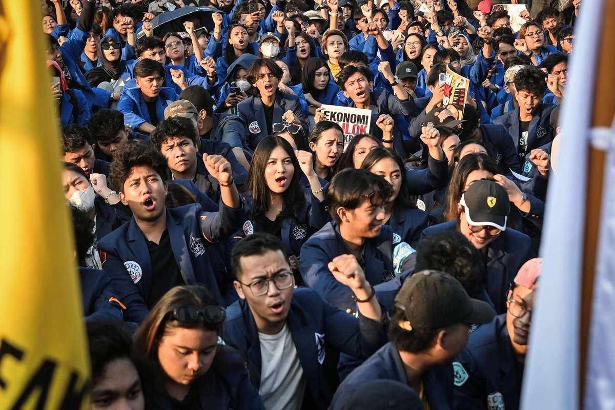 BBCIndonesia's tweet photo. Mahasiswa yang menggelar demonstrasi di depan gedung DPR dan ditemui pimpinan DPR, Jumat (19/06), menyatakan akan "mengawal janji-janji yang sudah disampaikan" para politikus. Para mahasiswa menegaskan tetap akan menggelar demonstrasi sampai tuntutan mereka ditepati. https://t.co/V8HJcniQnN