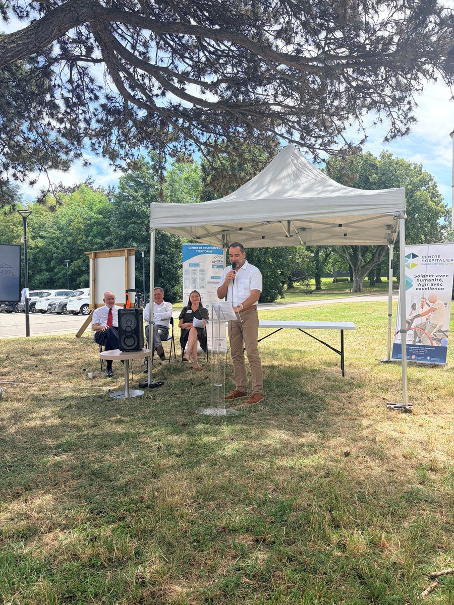 ARS_ARA_SANTE's tweet photo. #GrandAge📍69 | 🏠 Inauguration du CRT Métropole Lyon Ouest, porté par le CH de Sainte-Foy-lès-Lyon et l’association OFTA.
🤝 Le Centre de Ressources Territorial coordonne des solutions pour permettre aux personnes âgées de vivre à domicile le plus longtemps possible. https://t.co/fuHXLVdMbg