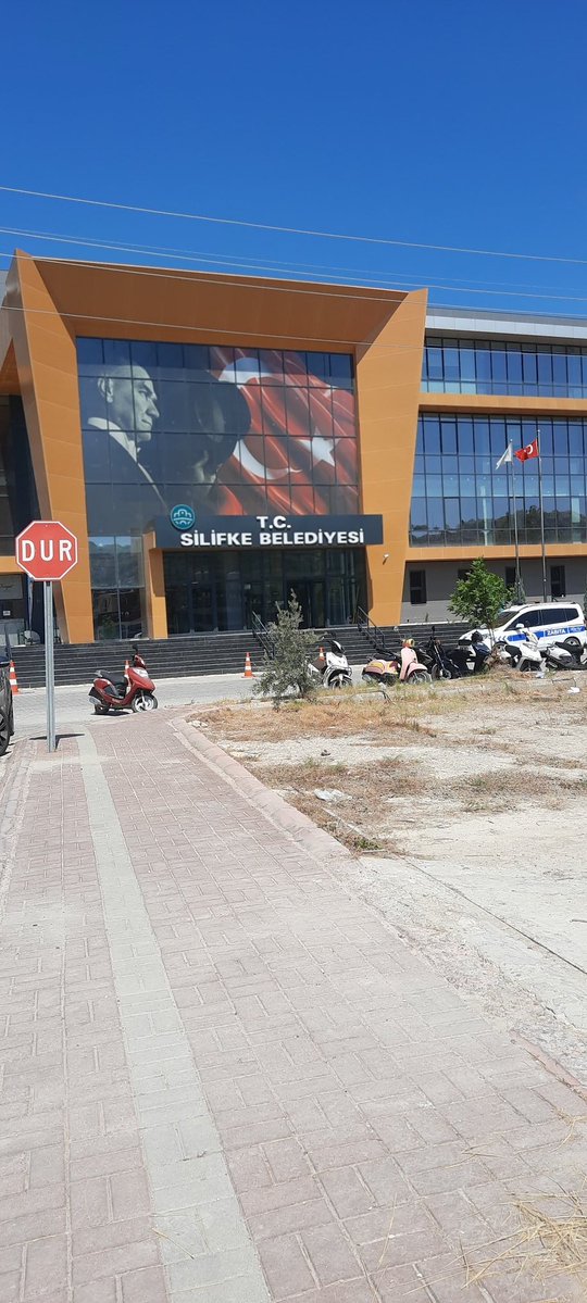 kurt33oglu's tweet photo. CHP sayesinde nerde hir Atatürk posteri görsem 'acaba posterin arkasında yine ne yaptılar' düşüncesi yerleşiyor insana.  Birileri   ..ıçtı ise Atatürk nârası atarak poster açıyorlar gibi geliyor insan... Öyle mi acaba 🙄🤔 https://t.co/pkqzYzIGhA