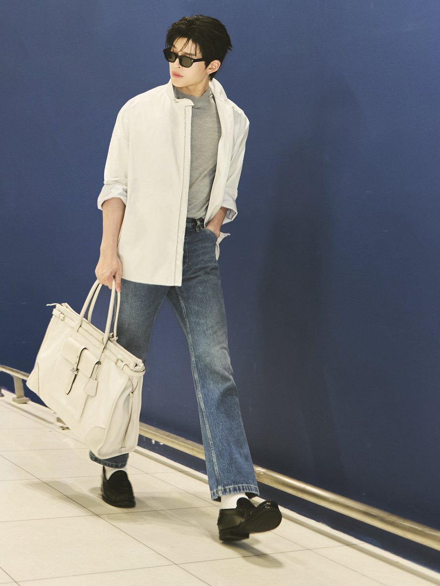 Siam_Paragon's tweet photo. ประมวลภาพแอร์พอร์ตลุคของปอนด์-ณราวิชญ์ (@ppnaravit) พร้อมออกเดินทางสู่มิลาน ประเทศอิตาลี เพื่อเข้าชมแฟชั่นโชว์ Prada คอลเลกชัน Spring Summer 2027 Menswear Show ซึ่งจะจัดขึ้นในวันที่ 21 มิถุนายนนี้ เวลา 19.00 น. ตามเวลาประเทศไทย สามารถรับชมโชว์ผ่านไลฟ์ทาง Prada LINE Official Account โดยปอนด์มาในโททัลลุคจากคอลเลกชัน Days of Summer 2026 พร้อมกระเป๋า Prada Bonnie ดีไซน์ใหม่

แฟนๆ ชาวไทยอัปเดตคอลเลกชันใหม่ได้ที่ Prada ชั้น M และ ชั้น 1 สยามพารากอน

POND X PRADA FLYING TO MILAN

#PradaSS27 #Prada 
#PradaSS27xPond #ppnaravit 
#SiamParagon
