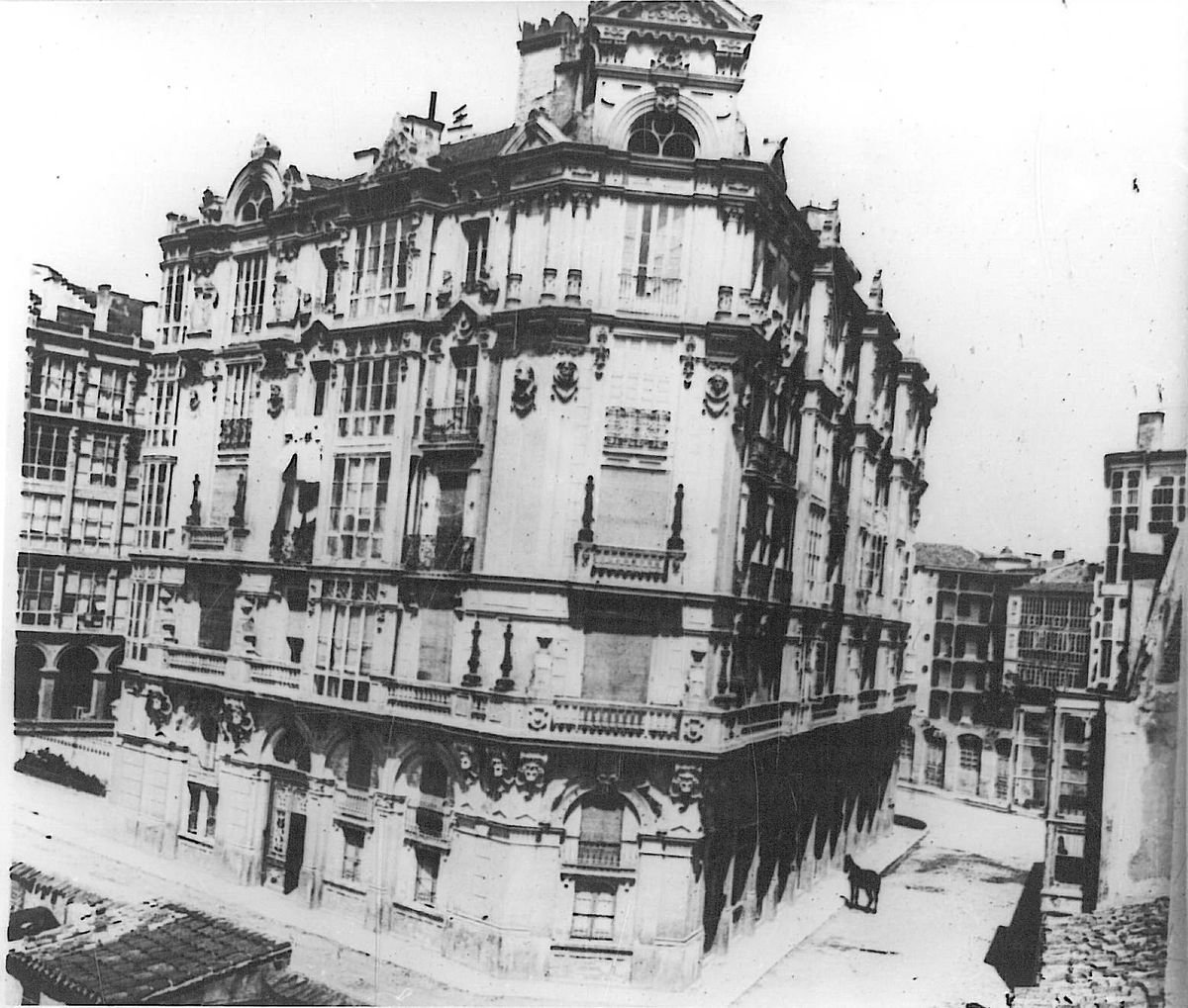 valladysuscosas's tweet photo. Imagen de la parte posterior de la Casa Mantilla de #Valladolid en los años 20

📷 Archivo municipal de Valladolid https://t.co/ZNSeUZTwwP