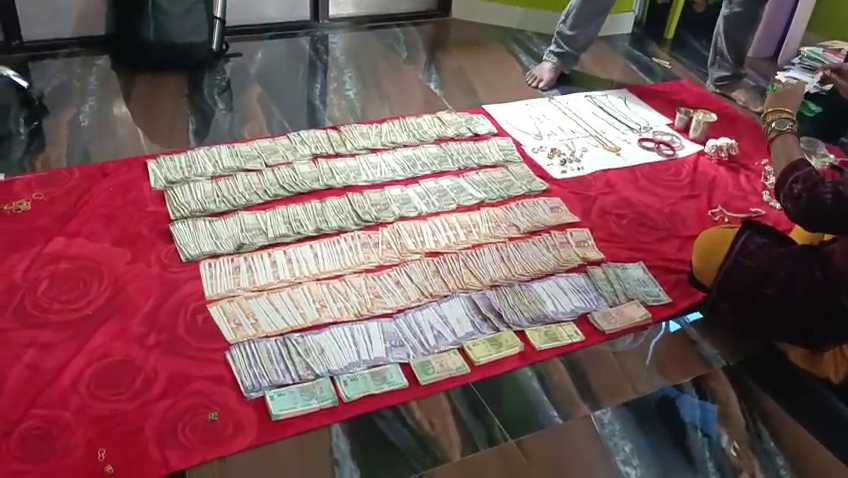 otvnews's tweet photo. #Bhubaneswar | 49 plots, 2 flats worth crores unearthed during vigilance raids on Assistant Executive Engineer Satyanarayan Sethi.

1. 49 expensive plots found in Koraput
2. Two flats worth over Rs 1 crore
3. Two farmhouses built over 14 acres in Koraput
4. 940 grams of gold and 2.5 kg of silver
5. Rs 5.48 lakh cash recovered along with bank deposits worth around Rs 61 lakh
6. One benami four-wheeler and one two-wheeler were also seized. #Odisha