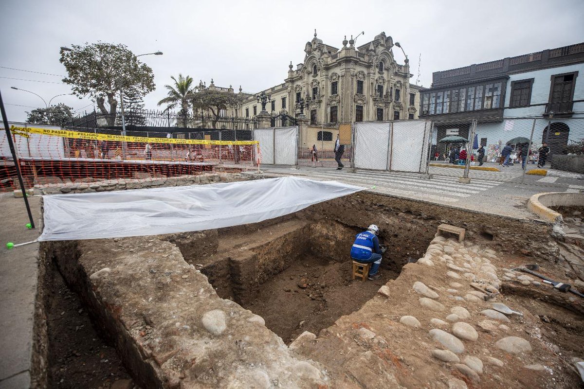 MuniLima's tweet photo. 🗞️ l La Segunda Sala Constitucional confirmó que las investigaciones arqueológicas que ejecuta ProLima en el entorno del Arco del Puente no vulneran el derecho al libre tránsito ni bloquean el acceso al Palacio de Gobierno.

La resolución ratifica que las intervenciones se desarrollan dentro del marco legal, cuentan con rutas alternas habilitadas y forman parte de las acciones de recuperación y puesta en valor del centro histórico.

https://t.co/nGQb4Vk2fB
