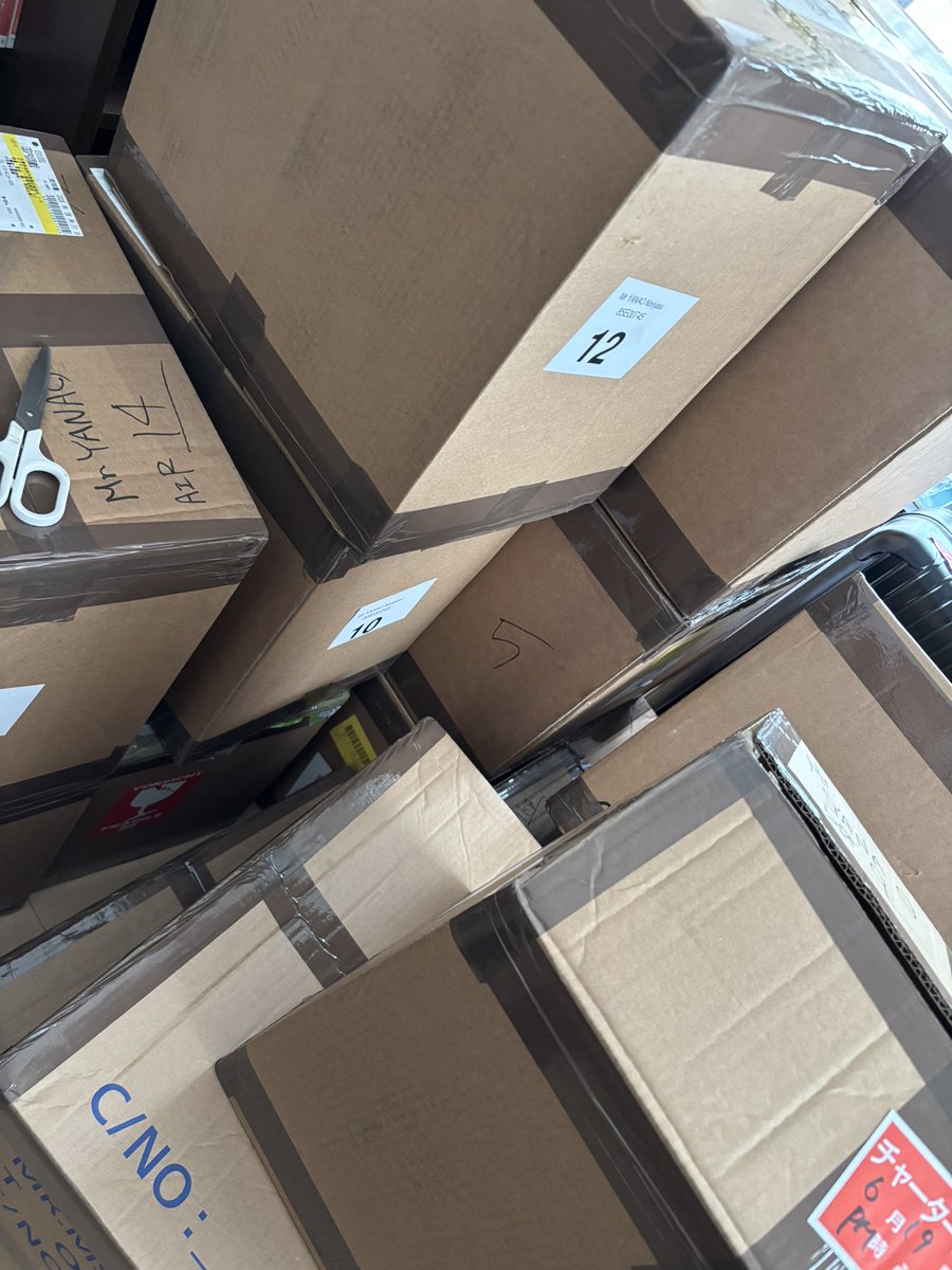 norikl_tech's tweet photo. チェコからAir便が届きました。
6/4に引き取りだったので約２週間。すごく順調。
合計17箱。180kg。

紙で包んで破損対策。日通さんありがとう。
割とデカめの包みから出て来たのはクリスマスの飾り。ちっちゃ。

うーーん、この荷物��どこに仕舞えば良いので��ょうか？

#チェコ　#本帰国 https://t.co/a4wn1D2AKC