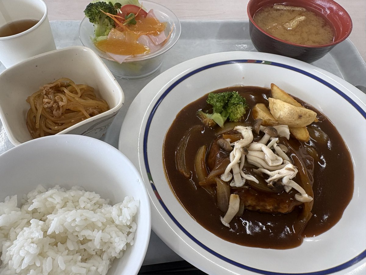 takuya_ypc's tweet photo. ２日続けて食堂で昼食を食べられるのは嬉しい。
ここ最近の物価高での100円定食は嬉しい。味もボリュームも満足。
#福利厚生の良い会社 https://t.co/sn0EIGONX0