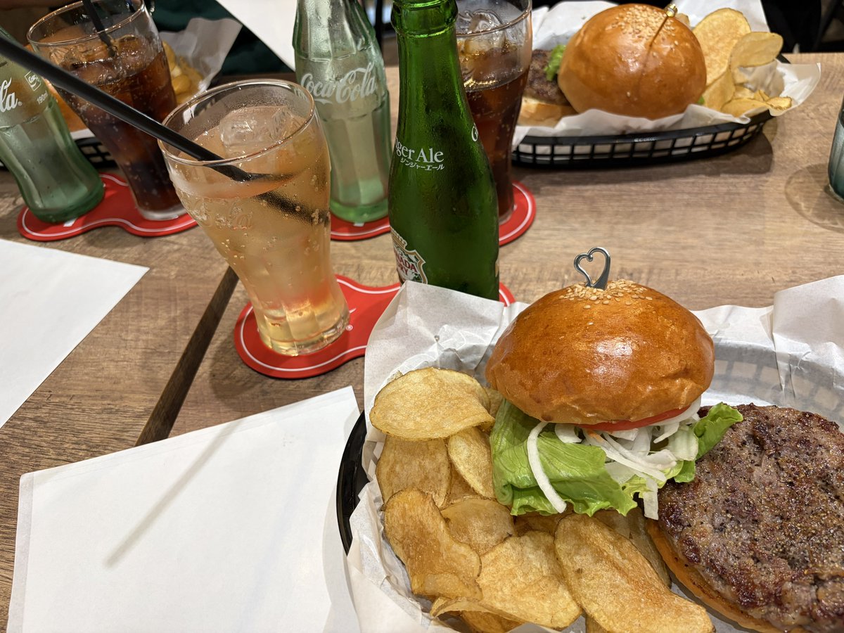 nava's tweet photo. I-Kousyaのハンバーガーが、う、うますぎる https://t.co/2ApkPrc2Hh