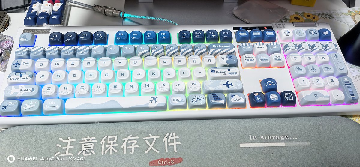 33paradox's tweet photo. 航空系キーキャップ、装着したらバッチリだった。😗惜しい！ボディがプラなのが。めっちゃ軽い。やっぱアルミ削り出しじゃないと落ち着かない。アルミ削り出しだったら、文句ないのに。😙 https://t.co/M9x0JYm6gB