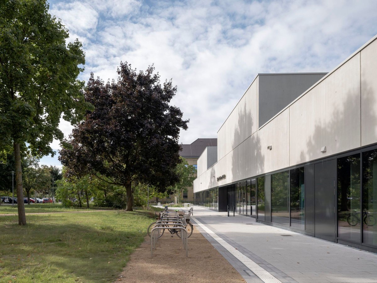 Archello's tweet photo. Sportbad am Rabet by gmp Architects demonstrates how public infrastructure can pair high performance with long-term durability. 
https://t.co/8ldbYFK4fN 

#PassiveHouse #ModularConstruction #SustainableArchitecture https://t.co/VMa1ZzZ1eS