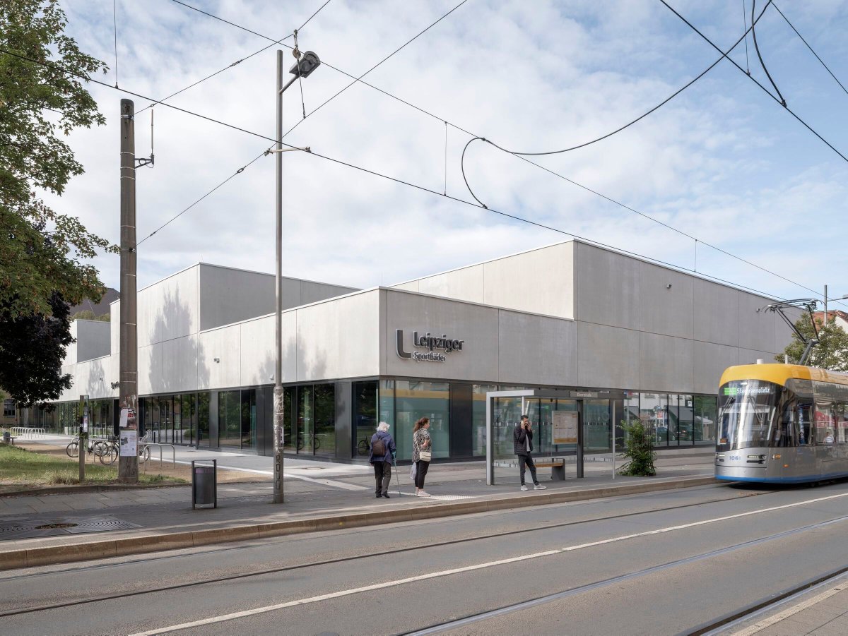 Archello's tweet photo. Sportbad am Rabet by gmp Architects demonstrates how public infrastructure can pair high performance with long-term durability. 
https://t.co/8ldbYFK4fN 

#PassiveHouse #ModularConstruction #SustainableArchitecture https://t.co/VMa1ZzZ1eS