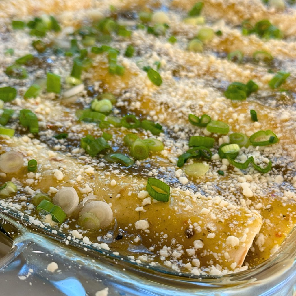 FriendThatCooks's tweet photo. Summer nights, shared plates, and a little extra lime 🍋🌮 Roasted chili lime chicken enchiladas with cotija are the kind of meal that turns an ordinary Friday into a memory. Gather, serve, enjoy ☀️✨ #SummerMemories #DinnerTogether #PersonalChef #FriendThatCooks https://t.co/XHnyTxxzZc