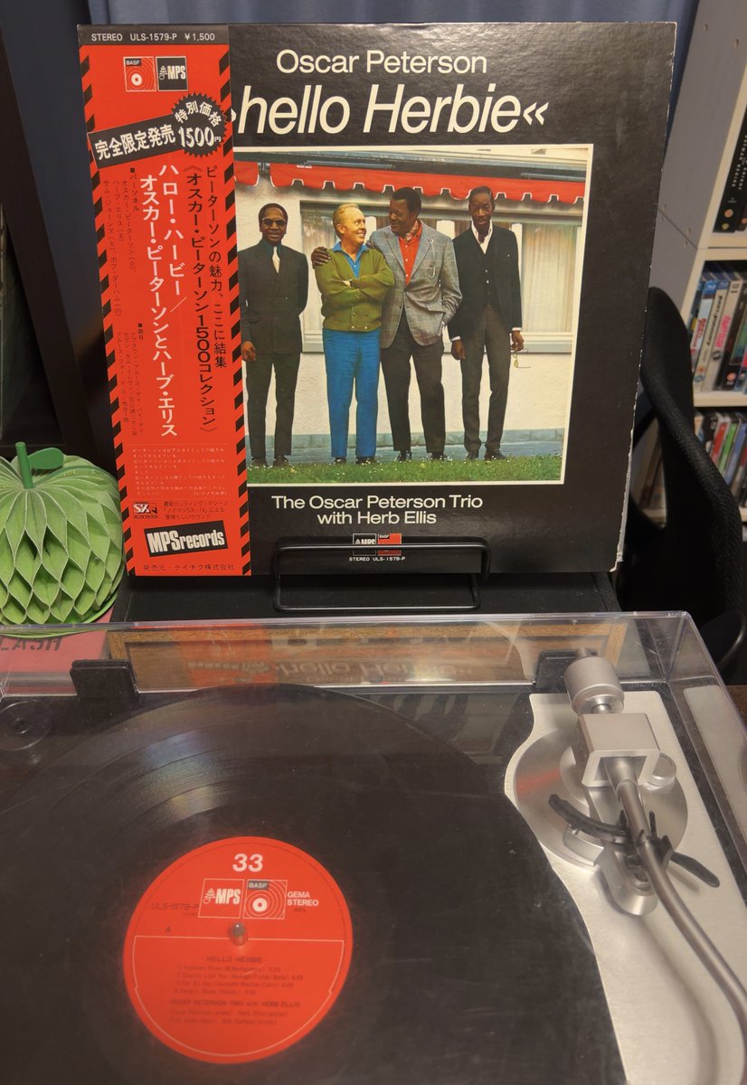 MWesterberg007's tweet photo. 記念写真をそのまま使ったような、そそられないジャケとは裏腹に中身は最高な、オスカー・ピーターソン&amp;ハーブ・エリス『ハロー・ハービー』(1970)です！

超絶技巧のピアノとギターの組み合わせに聴き惚れてしまいますね…
550円で買いましたが、1000円だとしても全然OKでしたよ https://t.co/T6KKgHUX8m