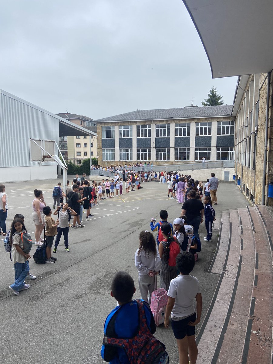 CPBVentanielles's tweet photo. Hoy despedimos al alumnado de 6º y con ello damos cierre al curso 2025-2026.

Os deseamos un feliz verano.

¡Cargad las pilas y nos vemos en septiembre! https://t.co/xP2WVA1nhU