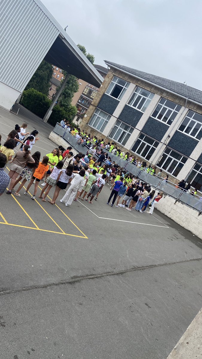 CPBVentanielles's tweet photo. Hoy despedimos al alumnado de 6º y con ello damos cierre al curso 2025-2026.

Os deseamos un feliz verano.

¡Cargad las pilas y nos vemos en septiembre! https://t.co/xP2WVA1nhU