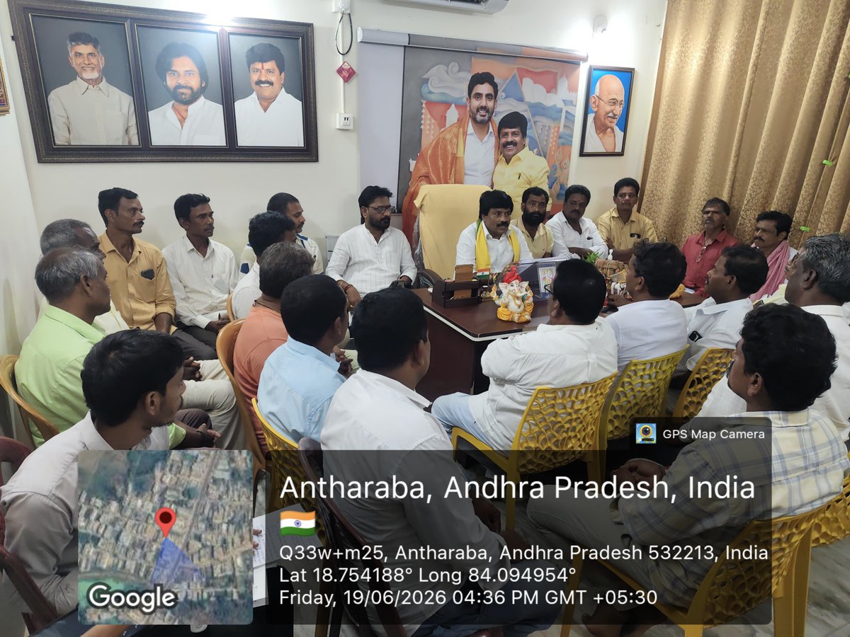 MamidiGROffl's tweet photo. పాతపట్నం నియోజకవర్గ కేంద్ర కార్యాలయంలో నిర్వహించిన క్యాడర్ మీటింగ్‌లో పాల్గొని పార్టీ నాయకులు, కార్యకర్తలతో సమావేశమయ్యాను. ఈ సందర్భంగా పార్టీ కోసం నిస్వార్థంగా పనిచేసే కార్యకర్తలే తెలుగుదేశం పార్టీకి అసలైన బలమని పేర్కొన్నాను. ప్రతి కార్యకర్త ప్రజల్లోకి వెళ్లి ప్రభుత్వ సంక్షేమ పథకాలను విస్తృతంగా ప్రజలకు తెలియజేయడంతో పాటు, పార్టీ సిద్ధాంతాలు మరియు కూటమి ప్రభుత్వం చేపడుతున్న అభివృద్ధి కార్యక్రమాలను ఇంటింటికీ తీసుకెళ్లాలని సూచించాను.

ప్రజల సమస్యలను దగ్గరగా తెలుసుకుని వాటి పరిష్కారానికి కృషి చేస్తూ గ్రామస్థాయిలో పార్టీని మరింత బలోపేతం చేయాలని పిలుపునిచ్చాను. కార్యకర్తల అంకితభావం, కృషి వల్లనే పార్టీకి విజయాలు సాధ్యమవుతాయని, నాయకత్వంపై విశ్వాసంతో సమిష్టిగా ముందుకు సాగితే భవిష్యత్తులో మరిన్ని విజయాలు సాధించగలమని పేర్కొన్నాను. “ప్రజల మద్దతే పార్టీకి ప్రాణం… కార్యకర్తలే ఆ బలానికి ఆధారం” అని స్పష్టం చేస్తూ పార్టీ శ్రేణులకు దిశానిర్దేశం చేశాను. ఈ సమావేశంలో మండల నాయకులు, కార్యకర్తలు పాల్గొన్నారు.

#MamidiGovindaRao
#TDPCadre
#PartyStrength
#Pathapatnam
#TeamTDP