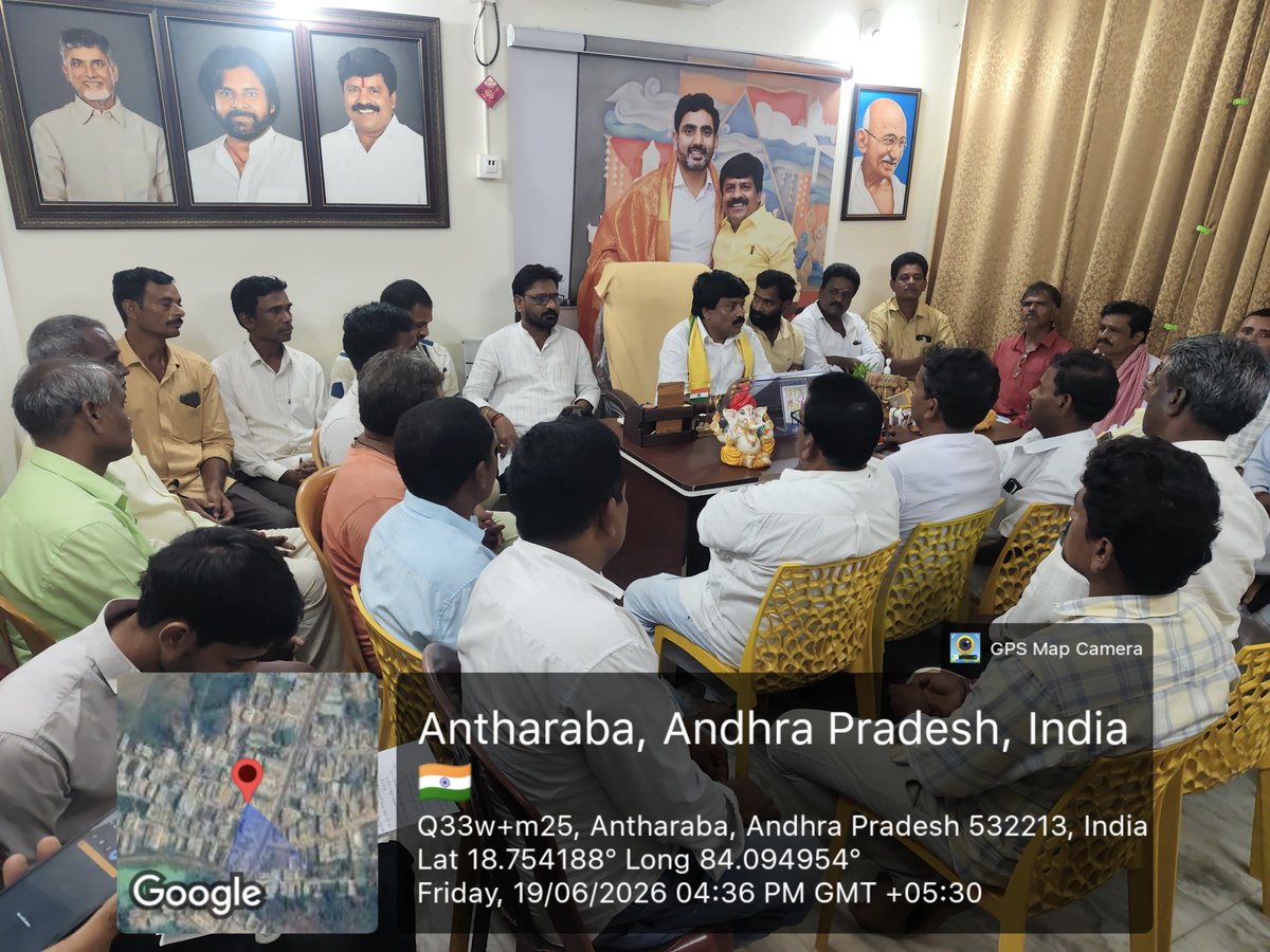 MamidiGROffl's tweet photo. పాతపట్నం నియోజకవర్గ కేంద్ర కార్యాలయంలో నిర్వహించిన క్యాడర్ మీటింగ్‌లో పాల్గొని పార్టీ నాయకులు, కార్యకర్తలతో సమావేశమయ్యాను. ఈ సందర్భంగా పార్టీ కోసం నిస్వార్థంగా పనిచేసే కార్యకర్తలే తెలుగుదేశం పార్టీకి అసలైన బలమని పేర్కొన్నాను. ప్రతి కార్యకర్త ప్రజల్లోకి వెళ్లి ప్రభుత్వ సంక్షేమ పథకాలను విస్తృతంగా ప్రజలకు తెలియజేయడంతో పాటు, పార్టీ సిద్ధాంతాలు మరియు కూటమి ప్రభుత్వం చేపడుతున్న అభివృద్ధి కార్యక్రమాలను ఇంటింటికీ తీసుకెళ్లాలని సూచించాను.

ప్రజల సమస్యలను దగ్గరగా తెలుసుకుని వాటి పరిష్కారానికి కృషి చేస్తూ గ్రామస్థాయిలో పార్టీని మరింత బలోపేతం చేయాలని పిలుపునిచ్చాను. కార్యకర్తల అంకితభావం, కృషి వల్లనే పార్టీకి విజయాలు సాధ్యమవుతాయని, నాయకత్వంపై విశ్వాసంతో సమిష్టిగా ముందుకు సాగితే భవిష్యత్తులో మరిన్ని విజయాలు సాధించగలమని పేర్కొన్నాను. “ప్రజల మద్దతే పార్టీకి ప్రాణం… కార్యకర్తలే ఆ బలానికి ఆధారం” అని స్పష్టం చేస్తూ పార్టీ శ్రేణులకు దిశానిర్దేశం చేశాను. ఈ సమావేశంలో మండల నాయకులు, కార్యకర్తలు పాల్గొన్నారు.

#MamidiGovindaRao
#TDPCadre
#PartyStrength
#Pathapatnam
#TeamTDP