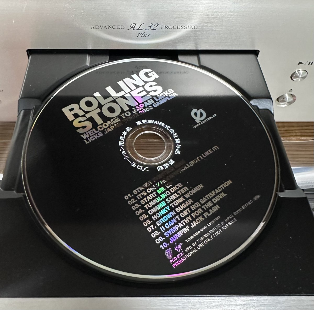 queensofnoisexx's tweet photo. CD棚から1枚。
THE ROLLING STONES
WELCOME TO JAPAN LICKS
LICKS JAPAN TOUR 2003 SAMPLER
PCD-2727
"Stripped""Love You Live"
"Still Life""Flashpoint""No Security"のライブアルバムからの国内プロモ盤。
定番曲の選曲となっております😁 https://t.co/eiipVoT3p6
