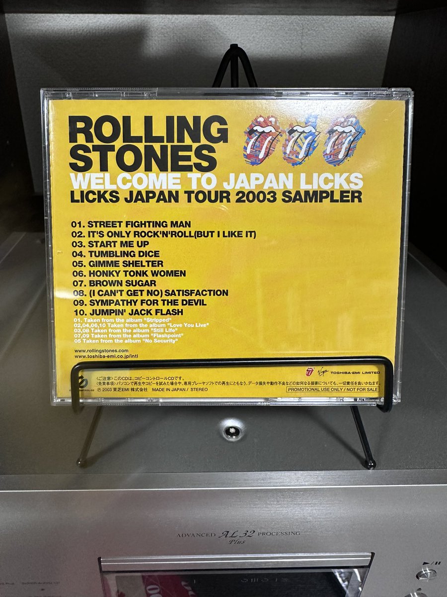 queensofnoisexx's tweet photo. CD棚から1枚。
THE ROLLING STONES
WELCOME TO JAPAN LICKS
LICKS JAPAN TOUR 2003 SAMPLER
PCD-2727
"Stripped""Love You Live"
"Still Life""Flashpoint""No Security"のライブアルバムからの国内プロモ盤。
定番曲の選曲となっております😁 https://t.co/eiipVoT3p6