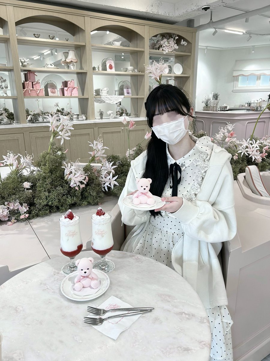 mi_ch0v0's tweet photo. 📍 Cafe Dasique

韓国でもホビ活してきた🫖˖ ࣪⊹
ドリンクもケーキも可愛過ぎる⊃⩊֊♡
でも超甘でちょっときつかった( ᵕ ᵕ̩̩ )w https://t.co/YCpDcJgA8p