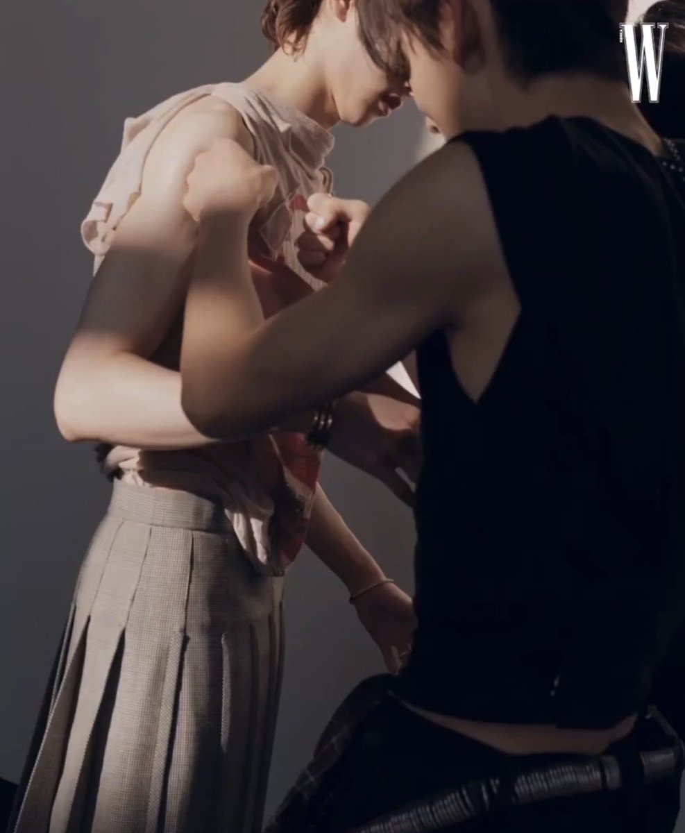 jjuquette's tweet photo. JUHOON IN A CROP TOP AND SKIRT THIS PEAK JJUDIVA STYLING https://t.co/va1y8Jm2uW