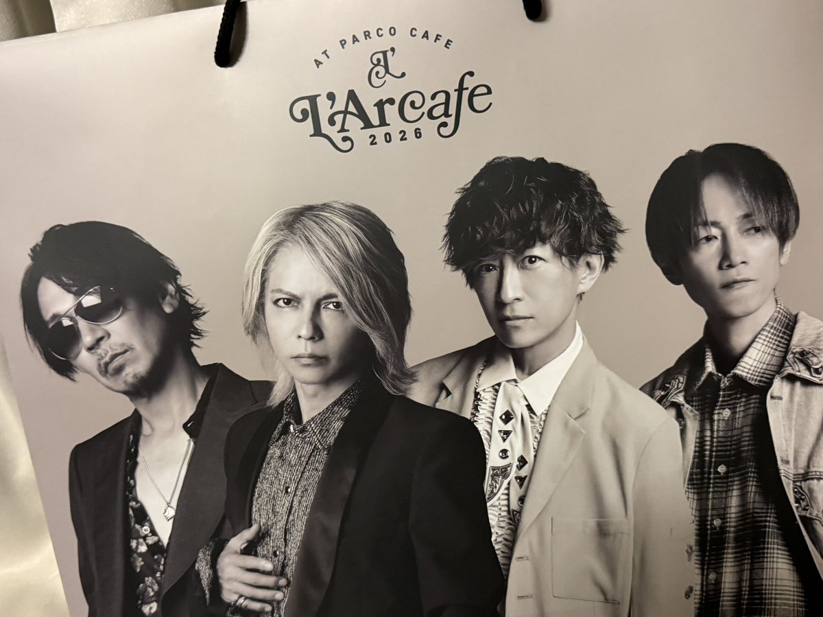 amikee_666's tweet photo. またラルカフェ行ってショッパー買ってきました✨
かっこいい🌈🌈🌈🌈
雨も電車も大丈夫だったのに、うちの紙袋大好きな猫が中に入りたくて狙われてて飾りたかったけど無理そう😅 https://t.co/JW4DmmpaNS