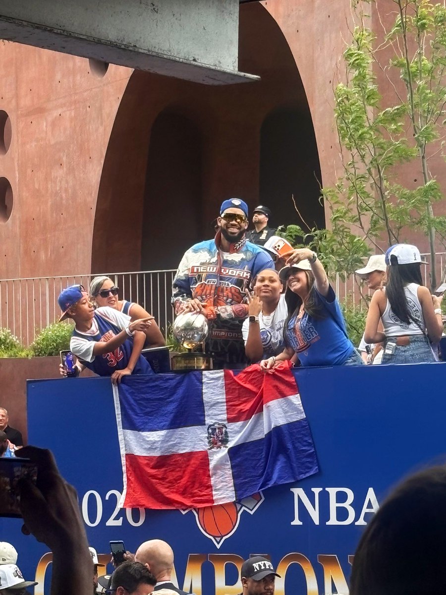 LEOVING's tweet photo. KARL ANTHONY TOWNS. 🇩🇴

Las Estrella de la NBA y campeón actual de la mejor liga de baloncesto del Mundo, ondea la bandera de la República Dominicana 🇩🇴 en el desfile de campeones en NY.

Bodega KAT como le apodan, es uno de los jugadores más importantes de NY actualmente.🗽🇩🇴 https://t.co/TcEzdenglp
