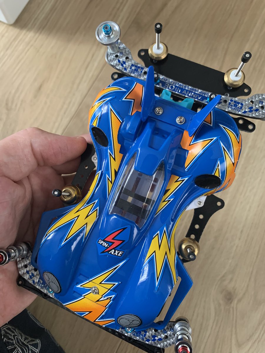 tttsbsn's tweet photo. 本日内職してスピンアックスのウイング直してみました😆✨
※3枚目が直す前です

接着剤ベタベタ塗って再塗装しました🟦
わからない程度には直ったので大満足😆‼️ https://t.co/H8BiEc2meA