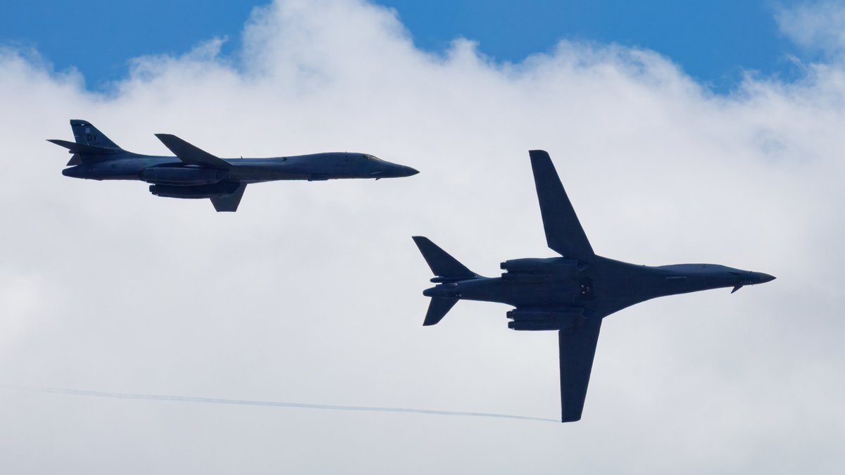 Aviation_Movies's tweet photo. AREA01 Flt arriving back to RAF Fairford just now - shot from my bedroom window. Living in Fairford has its benefits 🤣 https://t.co/NuyF47iDDk