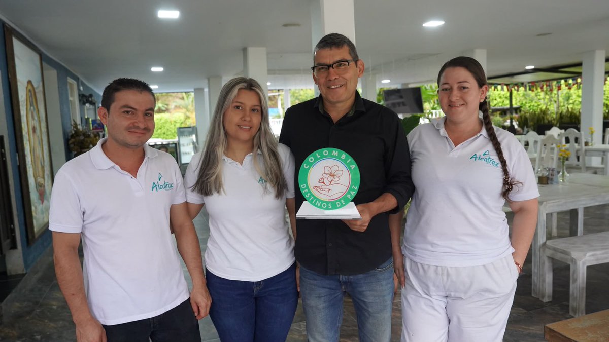 fonturcol's tweet photo. 1/2 En el municipio de San Carlos, Antioquia, entregamos el sello Colombia Destino de Paz a la Hostería Alcatraz, un reconocimiento del @MincomercioCo a los empresarios que contribuyen a la construcción de paz, la reconciliación y el fortalecimiento de las economías locales. https://t.co/p6hA3pFfEZ