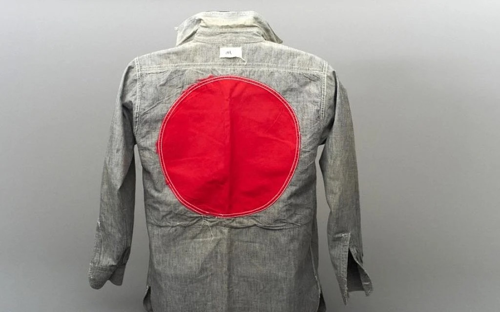 CptAllenHistory's tweet photo. A haunting, forgotten chapter of WWII:

In 1940, Canada imprisoned 2,300+ Jewish refugees — many of them teenagers and scholars fleeing Hitler — in internment camps alongside actual Nazis.

This is the uniform they were forced to wear.

Look at that red circle. It turned every prisoner into a walking bullseye.

They were shipped across the Atlantic in filthy holds (while Nazi POWs rode comfortably upstairs), then locked in places like Camp N in Sherbrooke, Quebec. One water tap for 900 men. Sadistic guards. Letters from home ripped up in front of them. A prisoner who panicked and ran for the fence was shot dead.

These weren’t enemy aliens. They were Jewish boys and men who had escaped the Nazis — only to be treated as threats by the countries they hoped would save them.

Many later became Nobel laureates, orchestra directors, and leading scientists.

A dark reminder of how even “safe” nations closed their hearts — and how resilient the Jewish people had to become.