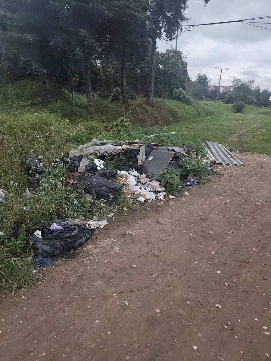 germancho1968's tweet photo. @Bogota @Uaesp @personeriabta @PGN_COL @CityNoticiasTv @BogotaET @elespectador se les agradece después de tres meses de no recoger los escombros acá en modelia en la Av ferrocarril con 80@ abis https://t.co/pKpjsstVrQ