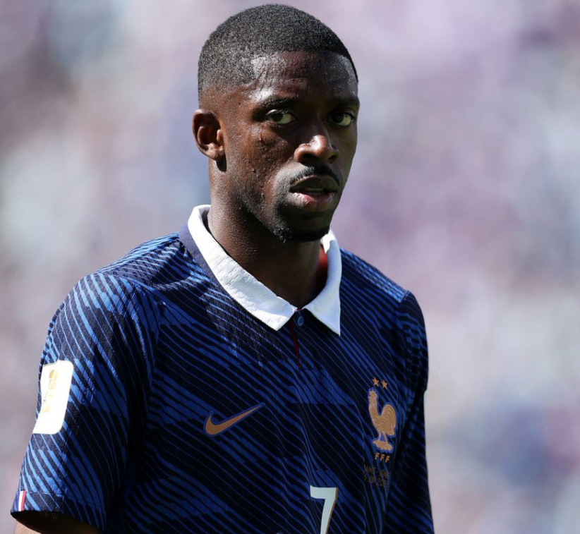 Soje2384's tweet photo. La France est le seul pays de l'histoire où on demande à un ballon d'or de gagner sa place🙄

Vous savez ce que ça signifie être Ballon d'or? ça veut dire être au firmament du football. C'est le plafond du football, le dernier niveau d'excellence. 

Un mec est ballon d'or en étant avant centre, ça veut dire qu'il n'y a aucun avant centre meilleur que lui, et vous lui demandez de jouer ailier ou 10. 

Mettez le à son poste. Vous avez peur de quoi? 🫤