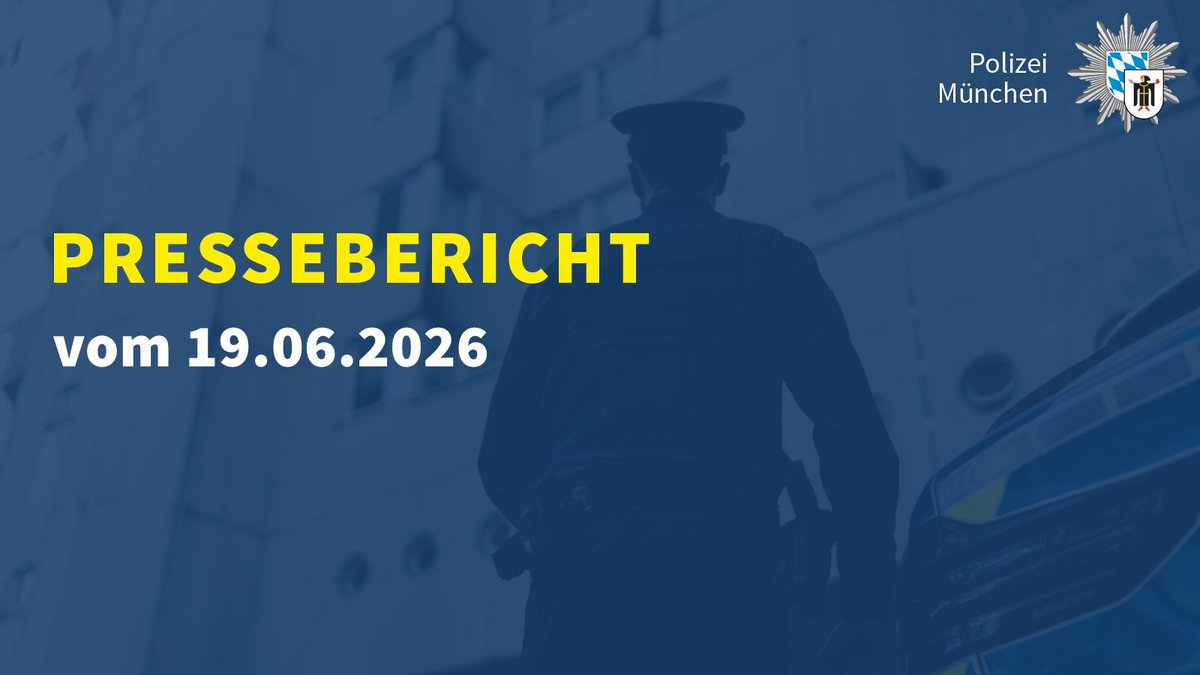 Das Bild zeigt einen Polizisten in Uniform, wie er neben einem geparkten Polizeiauto steht. Man sieht ihn von hinten und im Hintergrund ist ein mehrstöckiges Wohngebäude zu sehen. Über dem Bild liegt ein blaues Overlay mit der gelben Überschrift „Pressebericht“ und das aktuelle Datum. Rechts oben befindet sich der Polizeistern des Polizeipräsidiums München. 