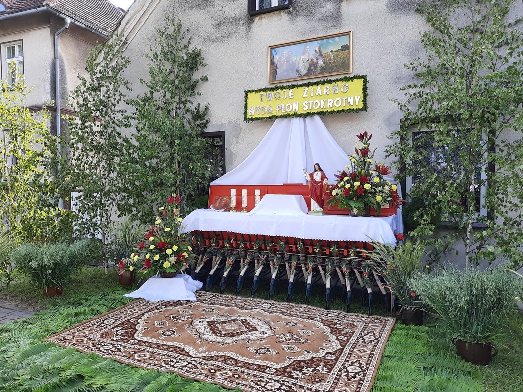 f_abberline's tweet photo. @CiemnejW Polski katolik: chcesz się modlić? Idź do świątyni a nie będziesz dywany rozkładał.
Też polski katolik: https://t.co/MdgHubVH77