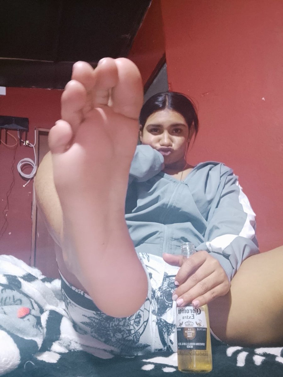 Misscaro31's tweet photo. Come here, you disgusting bastard, and lick my whole foot so I can kick your face and your pathetic little ass with the other one. 🐷🏧
#findomgoddes #paypig #ATM #slave @rt_feet @justaslave15 @PigslutG https://t.co/tNfIJhU8vr