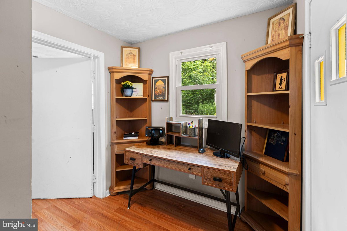 JamesBlackwell's tweet photo. 🎉 Exciting news! Our charming 2-bedroom, 1-bath home on Queen Anne Rd is officially UNDER CONTRACT! 🎉

Nestled on 2.05 private acres, this cozy gem offers a serene country setting just minutes from Bowie Town Center. Perfect for nature lovers with nearby access to hiking, biking, and more at Queen Anne Natural Area. 🌳🚴‍♂️

Thank you to everyone who showed interest! If you're looking for similar opportunities, feel free to reach out. 😊

More details here: https://t.co/nmYcEprUtR