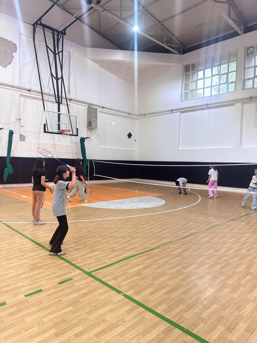 CatalpinarMem's tweet photo. SPORDA HEDEF DAHA BÜYÜK BAŞARILAR

Milli Eğitim Müdürümüz Sayın Hasan ACU, badminton kursunu ziyaret ederek yürütülen çalışmalar hakkında bilgi aldı ve öğrencilerimizin antrenmanlarını takip etti.

Öğrencilerimizin spora olan ilgisi, disiplinli çalışmaları ve gösterdikleri gelişim memnuniyet vericidir. Bu yıl çeşitli organizasyonlarda önemli başarılar elde eden sporcularımızın, önümüzdeki dönemde il ve Türkiye düzeyindeki müsabakalarda ilçemizi başarıyla temsil edeceklerine inanıyoruz.

Öğrencilerimizin akademik gelişimlerinin yanında sportif, sosyal ve kültürel alanlarda da desteklenmesine yönelik çalışmalarımız kararlılıkla devam etmektedir.

#EğitimdeMarkaŞehirÇatalpınar