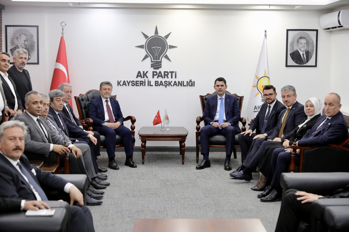 ibrahimyumakli's tweet photo. 📍 AK Parti Kayseri İl Başkanlığımızı Çevre, Şehircilik ve İklim Değişikliği Bakanımız Sayın @murat_kurum ile birlikte ziyaret ederek, davamıza omuz veren, gece gündüz demeden milletimiz için koşturan kıymetli yol arkadaşlarımızla bir araya geldik.

🫂 Bizim siyasetimiz Erciyes’in eteklerindeki her bir haneye, her bir vatandaşımıza hizmetkâr olma yolculuğudur. Gönül bağımızı tazelediğimiz bu samimi buluşmada, Türkiye Yüzyılı hedefiyle sahada yürüttüğümüz çalışmaları değerlendirdik. Cumhurbaşkanımız Sayın @RTErdogan’ın liderliğinde, ilk günkü aşkla çalışmaya devam edeceğiz.

🤝 Ev sahipliği için İl Başkanımız Sayın @huseyinokandan’a ve teşkilatımızın her bir neferine gönülden teşekkür ediyor, çalışmalarında başarılar diliyorum.

📍 Kayseri