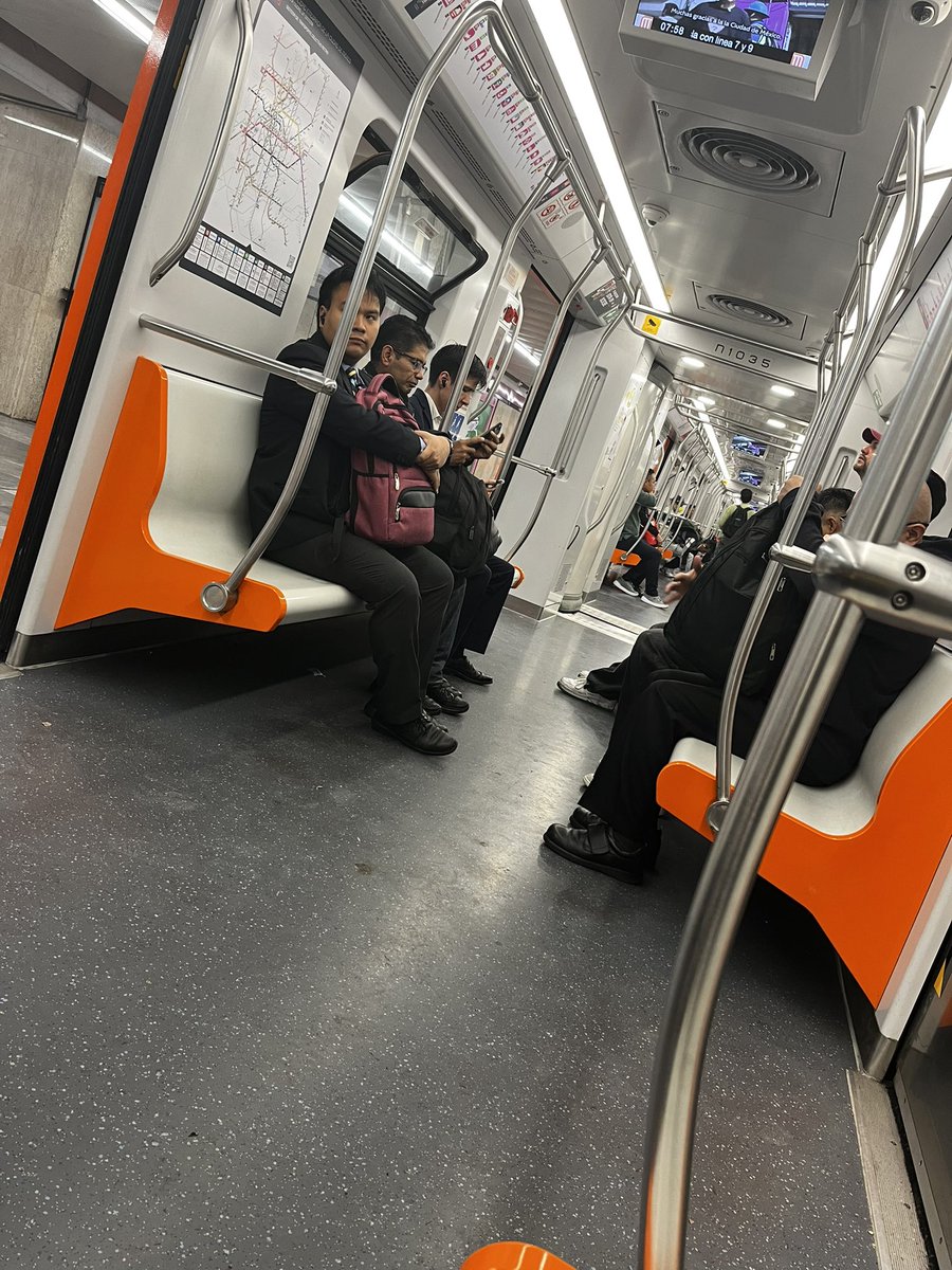 UlisesRH86's tweet photo. Que siga ganando el Tri, en el @MetroCDMX se ponen de buenas y en hora pico hay buen servicio con trenes vacíos https://t.co/zozNtxwi12