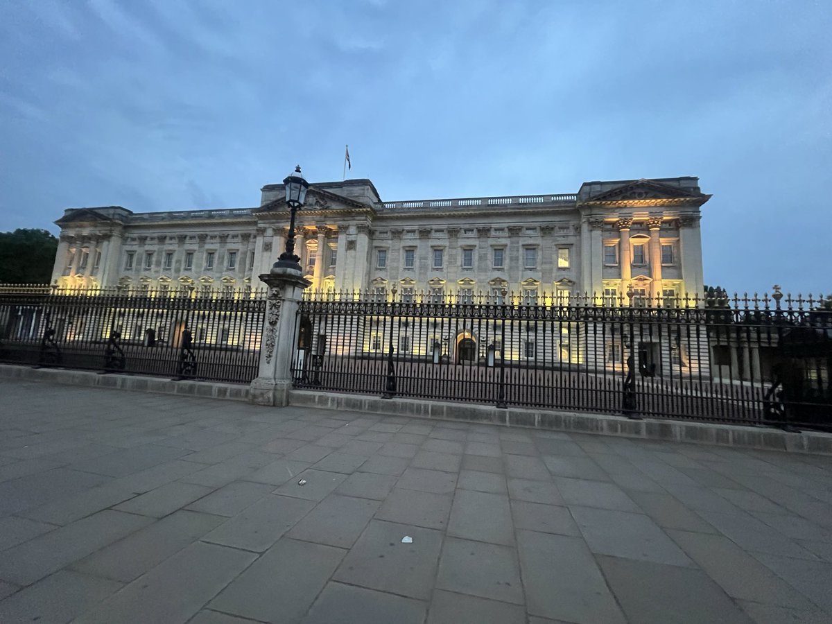 Mohflawless's tweet photo. Step out for some sightseeing in London. https://t.co/VWOq6lC7lM