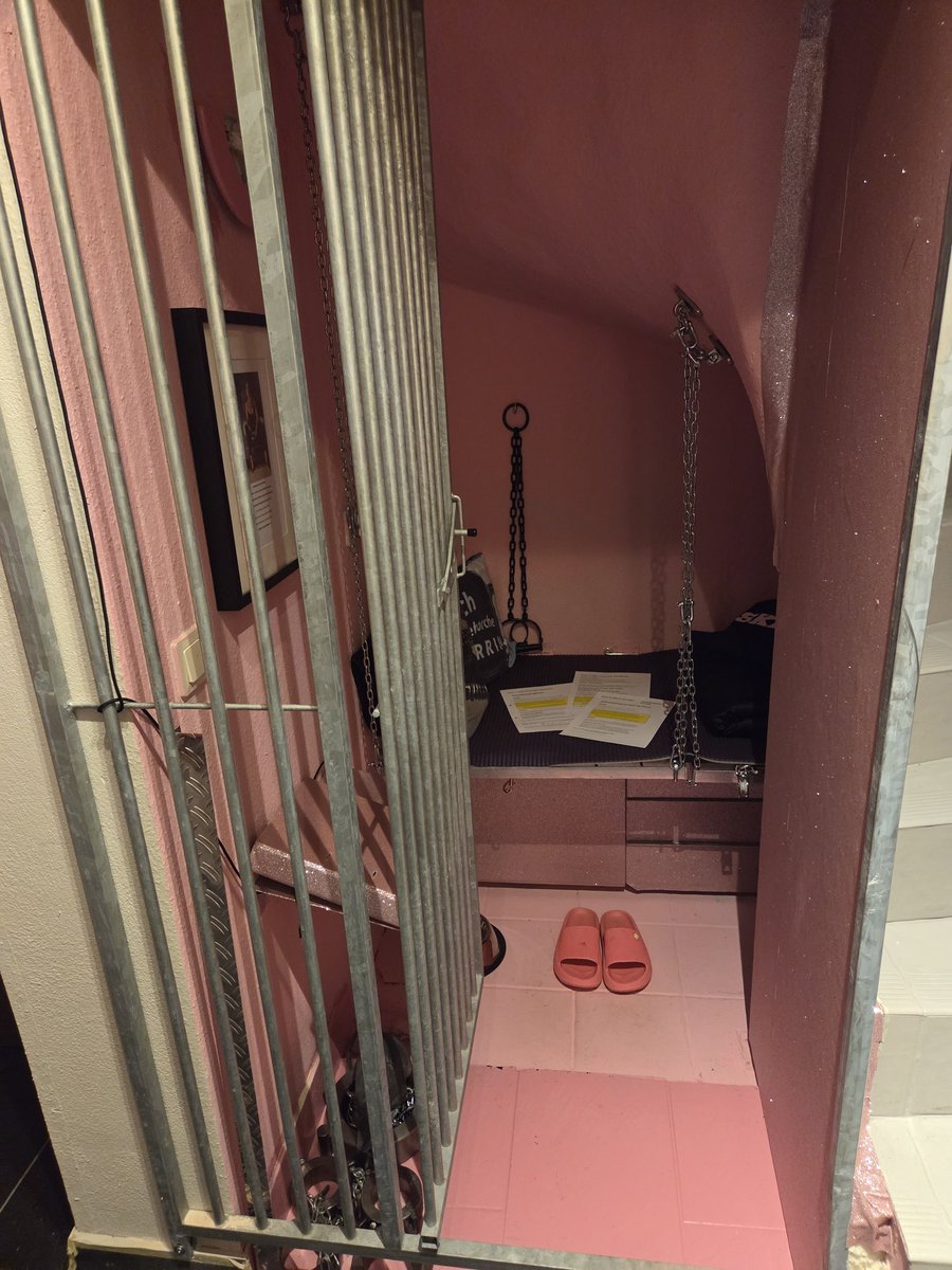 SadoSister's tweet photo. Die Zelle steht bereit.

Die Frage ist nur:
Wie lange hältst du durch?
🔒⛓️🧎‍♂️ https://t.co/nqLp0RxaVB