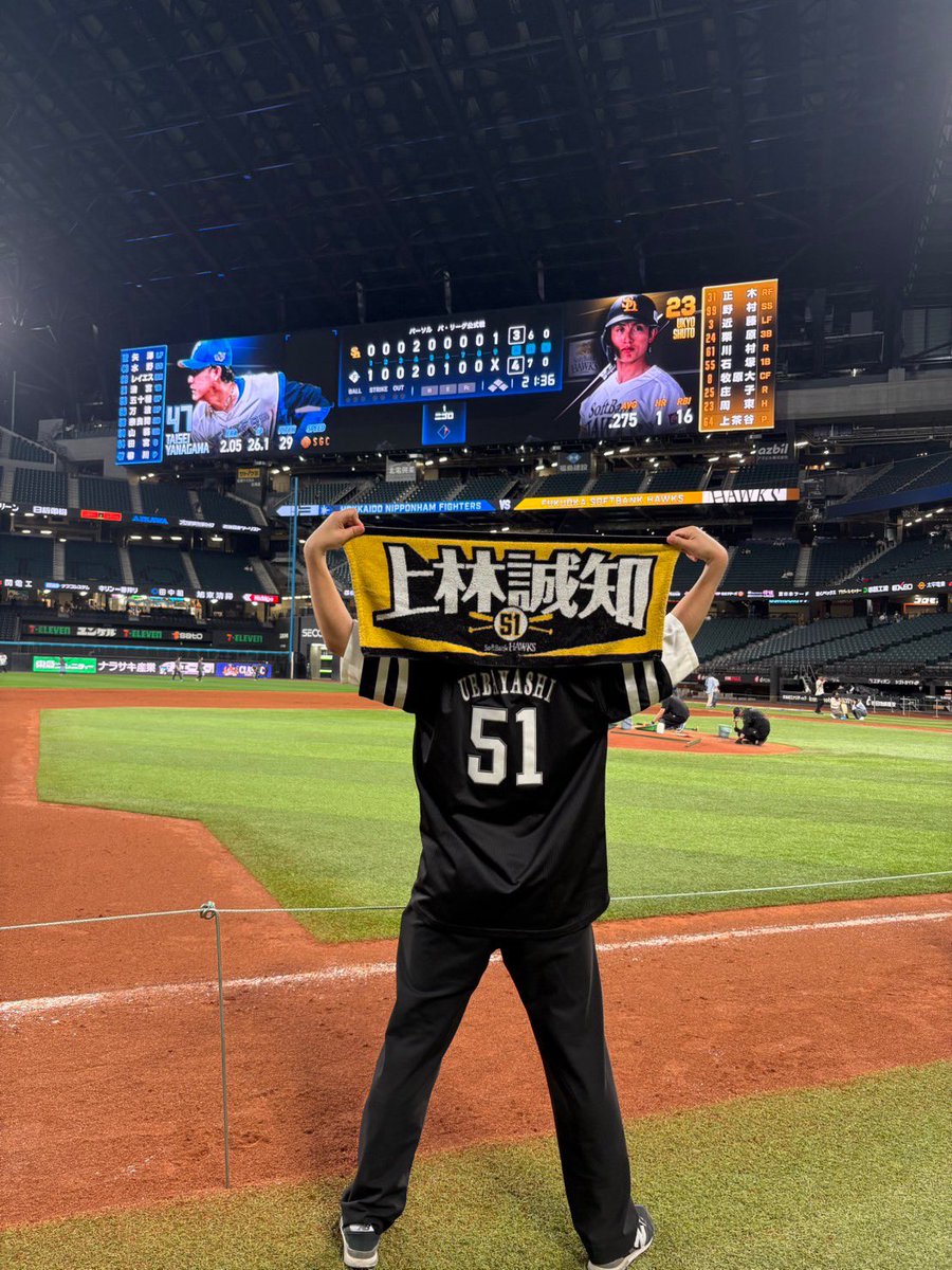 kawaraccha's tweet photo. 負けたけど初エスコン超楽しかった！！！明日は勝つ！！！
グラウンドにも行くことができて貴重な経験になりました！
#sbhawks https://t.co/8ezsrWlpLt